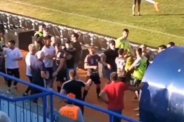 SKANDALČINA! Navijači ŠAMARALI i MALTRETIRALI fudbalere posle meča! (VIDEO)