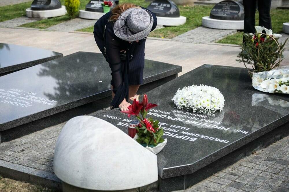 ANA BEKUTA RASPADNUTA OD BOLA NA POMENU MRKONJIĆA: Savila se do ploče ispod koje joj počiva ljubav i zajecala!