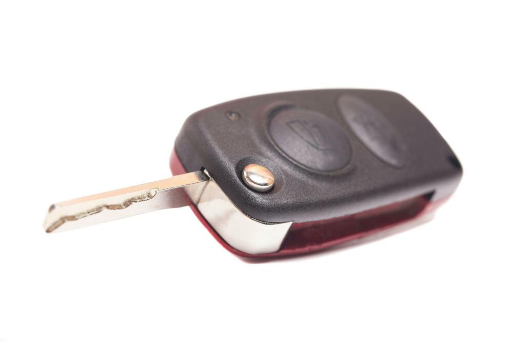 EVO ŠTA ĆE SE DESITI AKO DVA PUTA PRITISNETE DUGME ZA OTKLJUČAVANJE: Mnogi automobili imaju ovu CAKU EVO ŠTA ĆE SE DESITI AKO DVA PUTA PRITISNETE DUGME ZA OTKLJUČAVANJE: Mnogi automobili imaju ovu CAKU