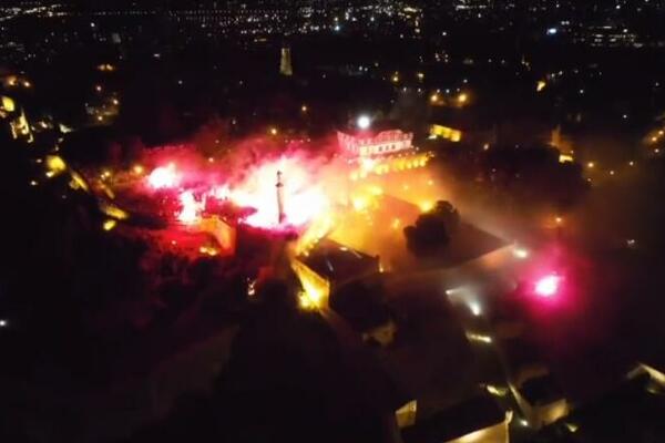 SCENE OD KOJI SE ČOVEK NAJEŽI: GOREO KALEMEGDAN! Delije okupirale plato ispod Pobednika (FOTO/VIDEO)