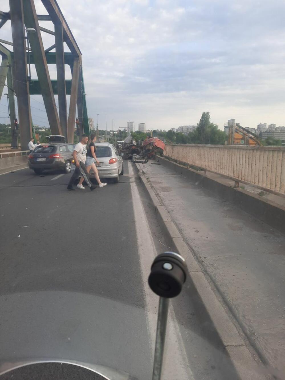 Jeziva scena na Pančevcu: Automobil sleteo na šine, pa završio na krovu, Hitna na licu mesta