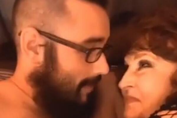 FRAPIRAĆETE SE KADA VIDITE KOLIKO JE STARIJA OD NJEGA: Ono što ga je PRIVUKLO JE ŠOKANTNO, dotakli se i SE*SA! FOTO