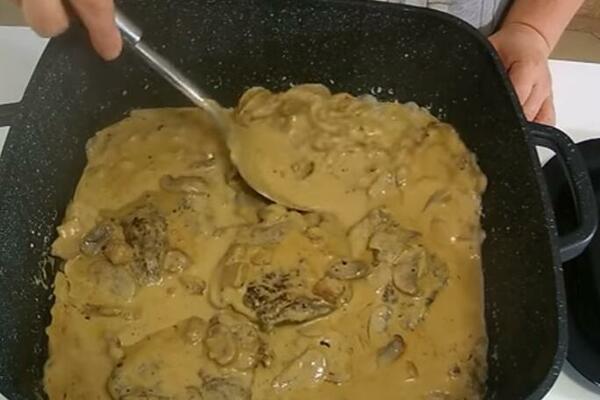 TELETINU SA OVIM POVRĆEM DO SADA DOMAĆICE NISU PRAVILE: Bogato, slasno, MESO SE RASPADA U USTIMA (RECEPT)