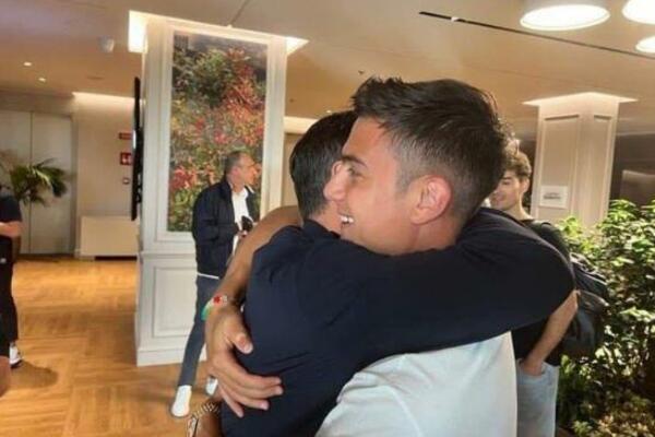 DA LI ĆE DIBALA UJESTI ZA SRCE NAVIJAČE JUVENTUSA? Srdačan zagrljaj sa legendom ljutog rivala ih razbesneo! (VIDEO)