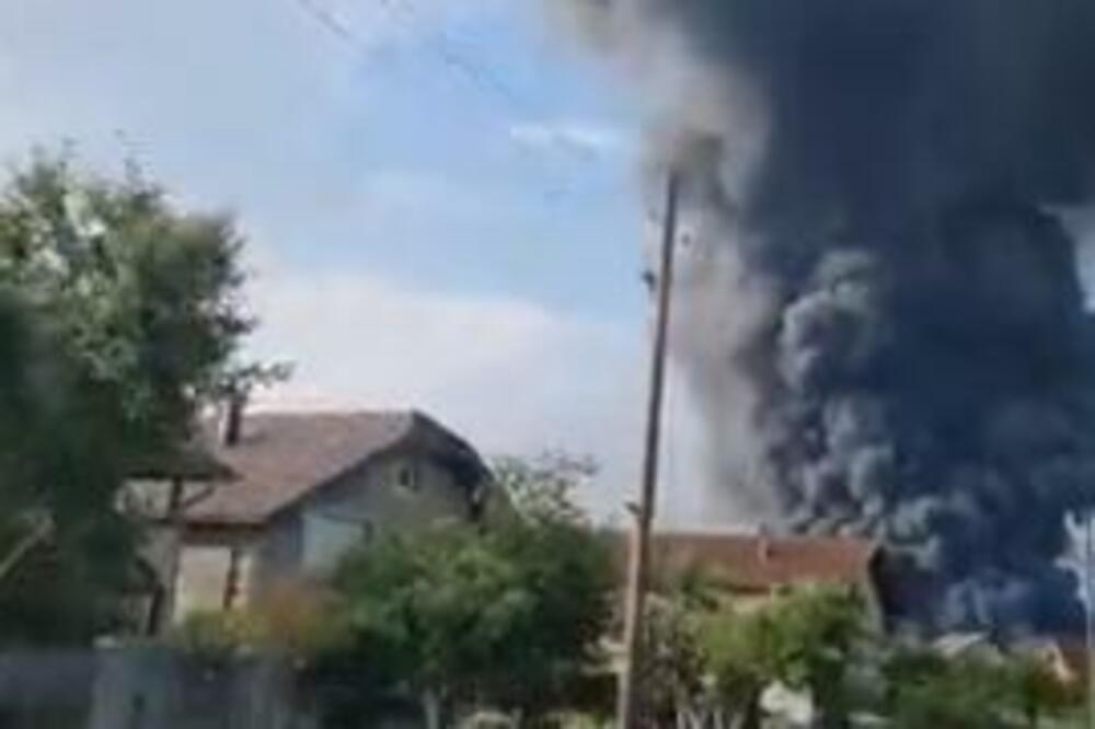 VELIKI POŽAR U BIHAĆU: Gori fabrika za proizvodnju stiropora, gust dim prekrio nebo! (VIDEO)
