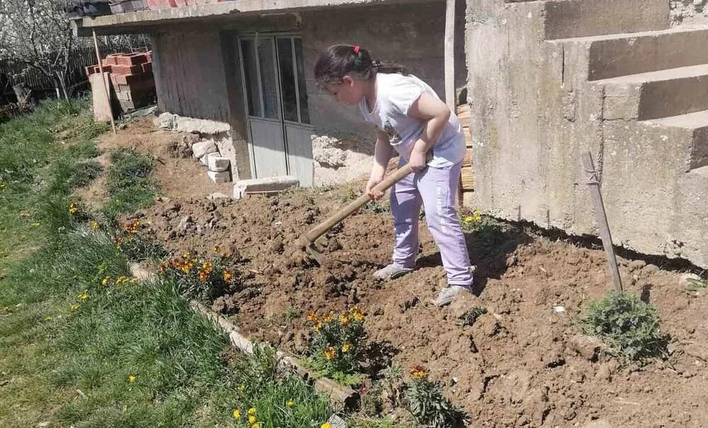 Devojčica sa majkom Lidijom živi jako teško