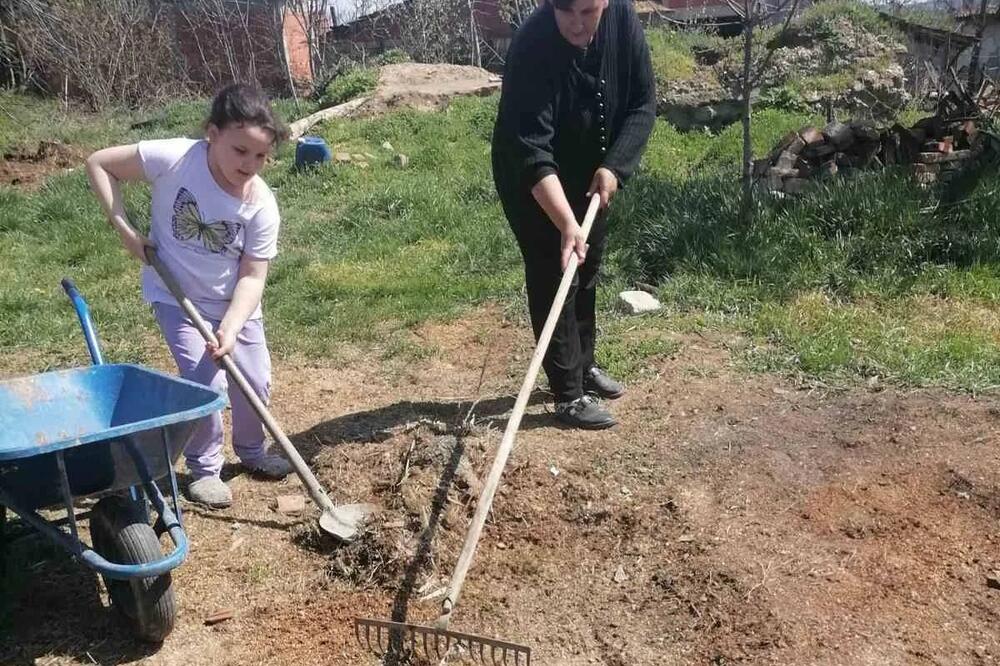 ANĐIN OTAC JE BIO MEDICINSKI FENOMEN: Devojčica sa majkom živi JAKO TEŠKO, zbog duga za struju NAPUSTILE DOM! FOTO