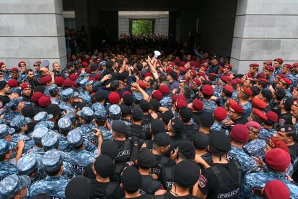 "NE RADE U INTERESU JERMENIJE": Pristalice opozicije probile POLICIJSKE KORDONE, blokirana zgrada Ministarstva!