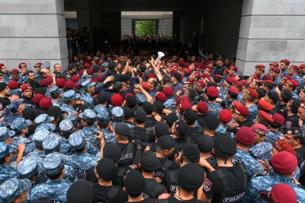 "NE RADE U INTERESU JERMENIJE": Pristalice opozicije probile POLICIJSKE KORDONE, blokirana zgrada Ministarstva!