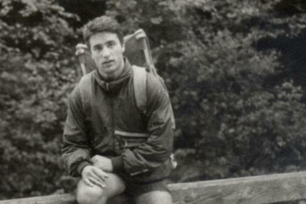 DA LI MOŽETE DA PREPOZNATE POZNATOG SRBINA SA FOTKE? Ovih dana ga svakodnevno gledamo na TV, žene su LUDELE za NJIM