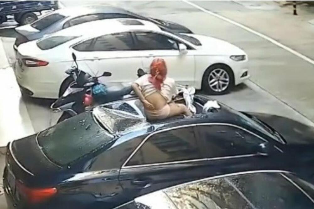 POLUGOLA ŽENA UHVAĆENA NA KROVU AUTOMOBILA: Pojavio se i ON, NECENZURISANO (VIDEO)