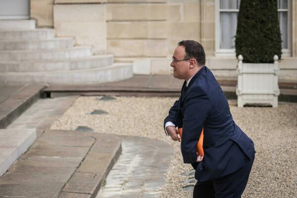 FRANCUSKI MINISTAR OPTUŽEN ZA SILOVANJE ODBIJA DA SE POVUČE: Tvrdi da je nesposoban za napad zbog POREMEĆAJA!