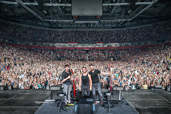 VRHUNSKI OPROŠTAJNI KONCERT 2CELLOS U RASPRODATOJ ARENI