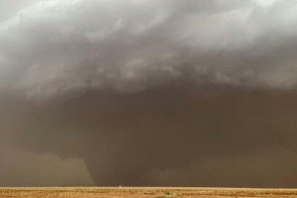 ZASTRAŠUJUĆ VIDEO MASIVNOG TORNADA: Lovci na oluje uspeli da ga snime, svi gledaju u PANICI! (FOTO) (VIDEO)