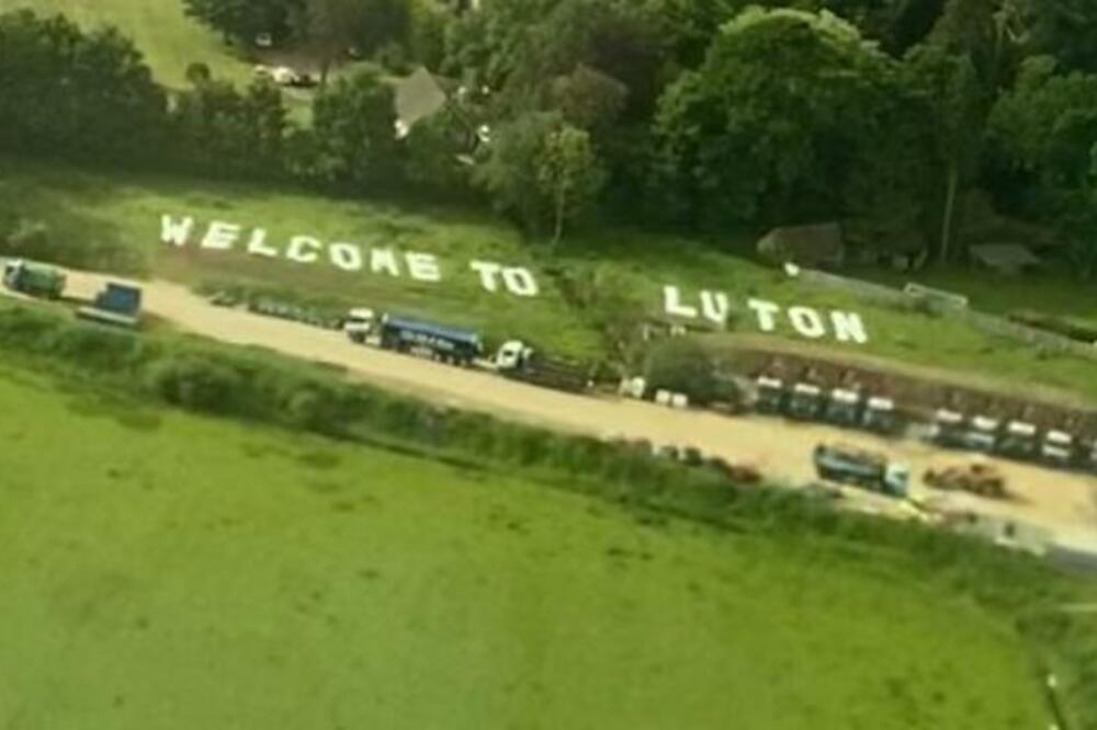OGROMAN ZNAK NA AERODROMU ŠOKIRAO PUTNIKE: Mislili da su SLETELI na pogrešno mesto, evo o čemu je tačno REČ! (FOTO)