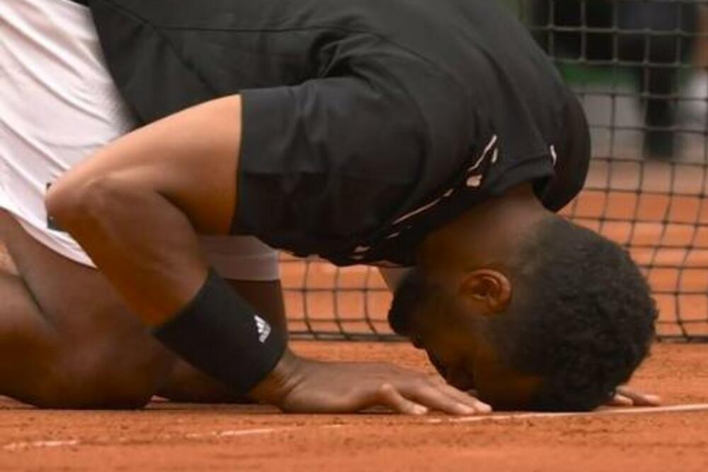 CEO STADION PLAKAO I APLAUDIRAO! Conga završio karijeru - pao na parisku šljaku u najemotivnijem meču ikada