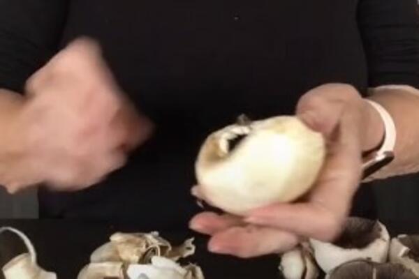 MNOGI LJUDI SU OSTALI U ŠOKU: Kuvarica POKAZALA kako se PRAVILNO LJUŠTE PEČURKE, a da ne IZGUBE UKUS (VIDEO)