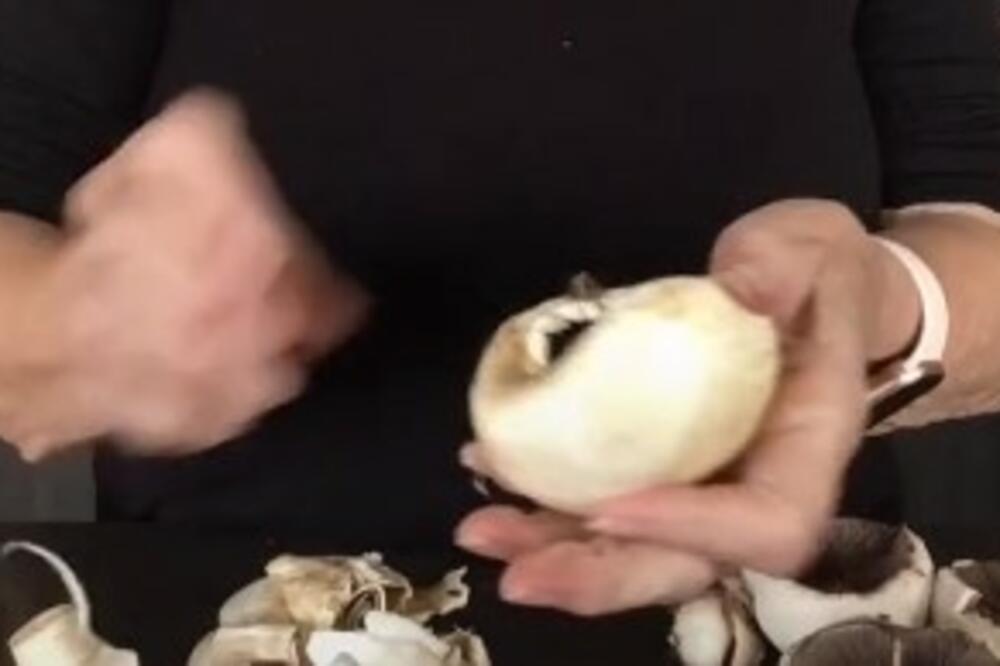 MNOGI LJUDI SU OSTALI U ŠOKU: Kuvarica POKAZALA kako se PRAVILNO LJUŠTE PEČURKE, a da ne IZGUBE UKUS (VIDEO)