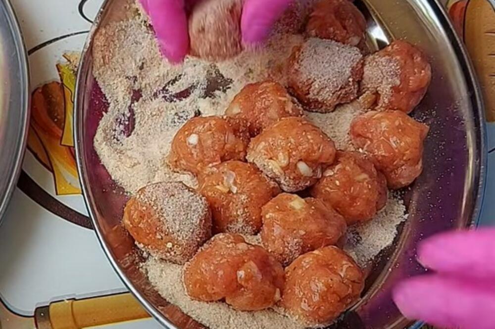 DOMAĆICE, OD SADA ĆETE STALNO STAVLJATI 1 POVRĆE U ĆUFTE: Najbolji TRIK za SOČNE ĆUFTE (RECEPT)