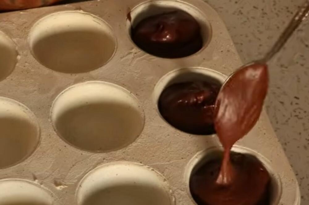 NAJSLAĐI LAVA KOLAČ KOJI SE JEDE U JEDNOM ZALOGAJU: Mini testo koje se TOPI U USTIMA, savršeno za VIKEND POSLASTICU