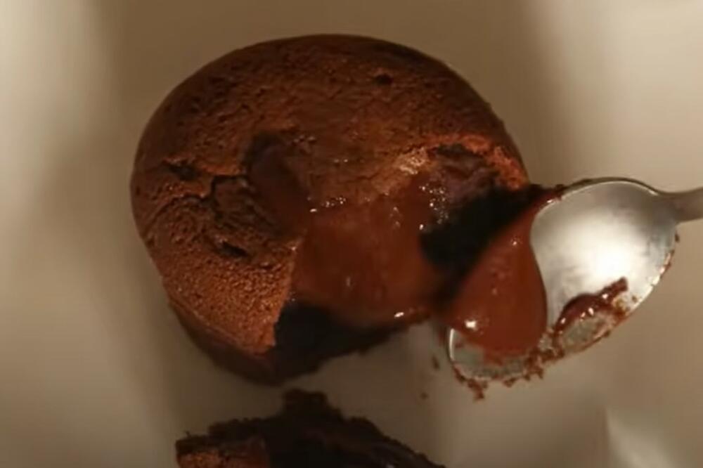 NAPRAVITE LAVA KOLAČ KOJI SE TOPI U USTIMA: Poslastica KOJOJ NIKO NEĆE ODOLETI (RECEPT)