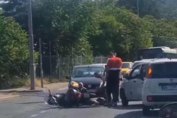 SAOBRAĆAJKA KOD HIPODROMA U BEOGRADU! Motociklista na zemlji, saobraćaj otežan (VIDEO)