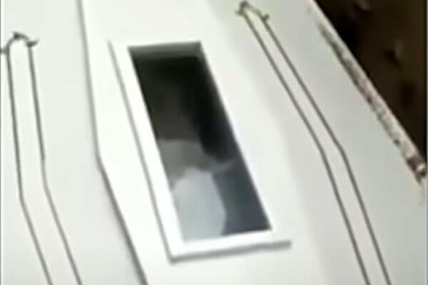 VIDELI SU ŠTA POKOJNIK RADI U SANDUKU, PA SE SLEDILI SVE DO JEDNOG: Stravična SCENA obišla svet (VIDEO)