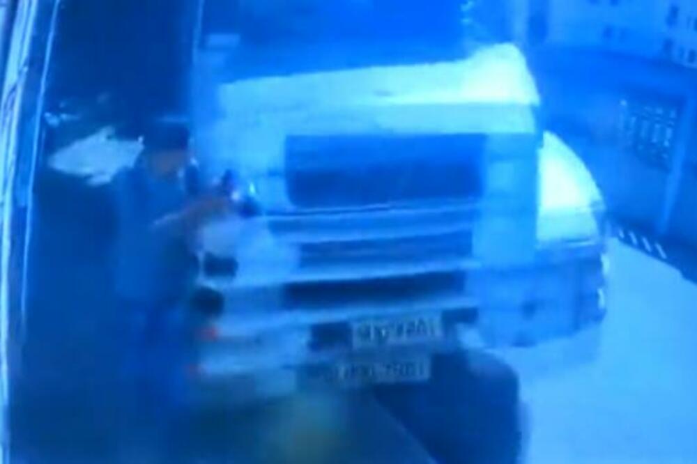 OBJAVLJEN STRAVIČAN SNIMAK: Kamion PRIKUCAO muškarca uz zid, gledajte na svoju ODGOVORNOST! (VIDEO)