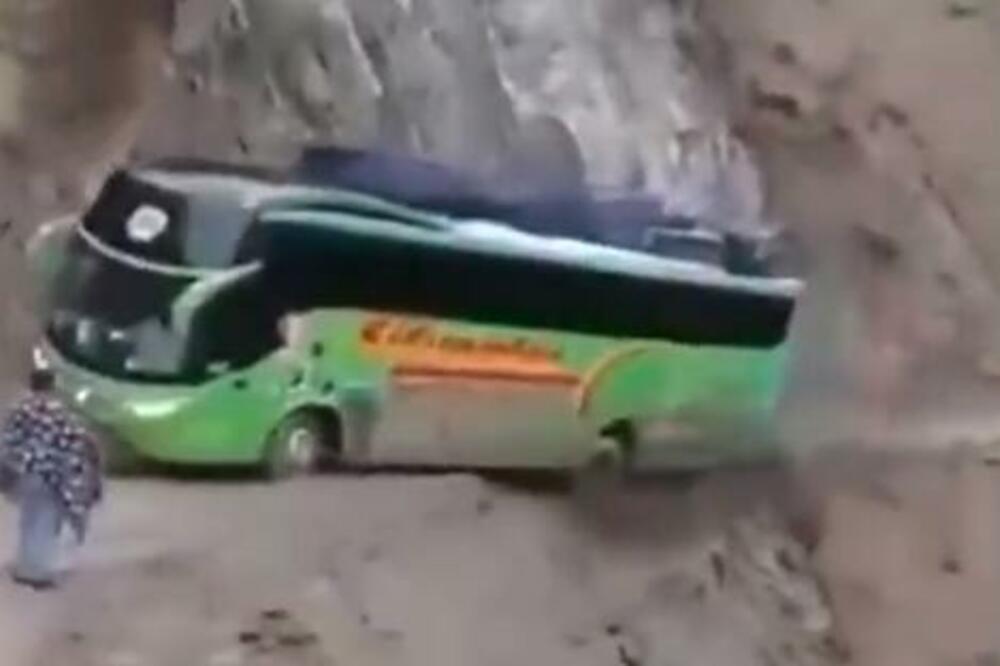 DA LI BISTE SE USUDILI NA OVAKVU VOŽNJU? Autobus na ivici PROVALIJE, milimetri ga delili da PROPADNE u nju! (VIDEO)