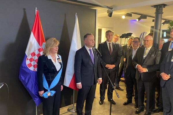 DUDA ODLIKOVAO KOLINDU NAJVIŠIM ORDENOM: Među prethodnim dobitnicima i italijanski diktator Musolini! (FOTO)