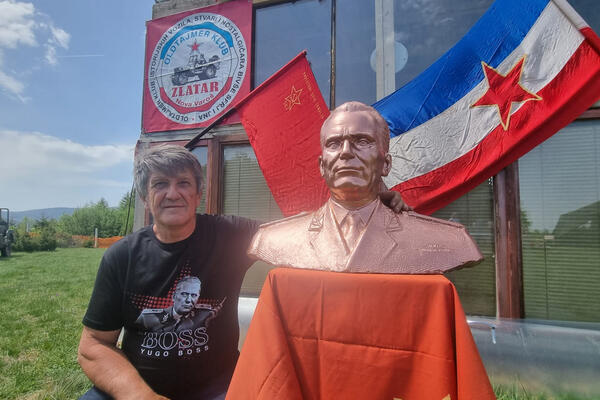 NESVAKIDAŠNJA PROSLAVA NEKADAŠNJEG DANA MLADOSTI: Dževad iz Nove Varoši čuva MARŠALA od ZABORAVA! (FOTO)