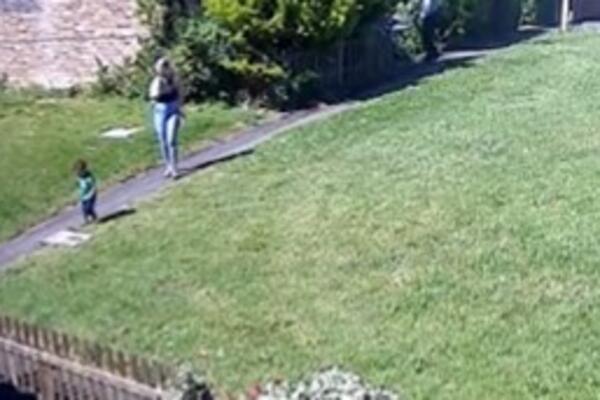 DEČAK ŠETAO SA MAJKOM, A ONDA SE DESIO UŽAS: Čuo se SAMO VRISAK, HOROR (VIDEO)