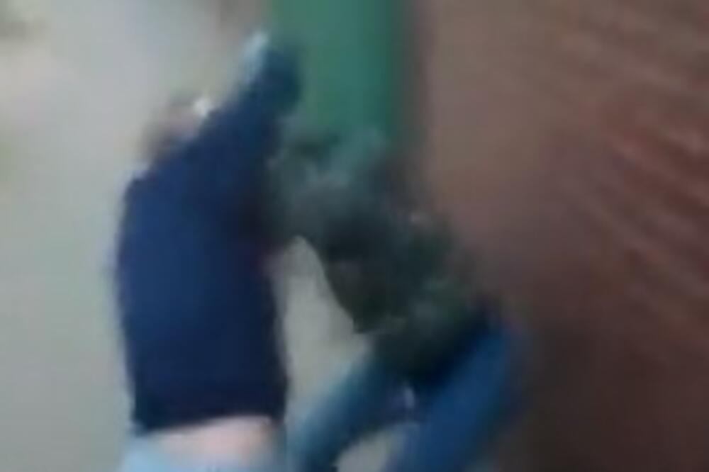 BRUTALNA TUČA DEVOJAKA ISPRED ŠKOLE: Sevale PESNICE i JAKI UDARCI, isplivao SNIMAK, ovo je PAKAO (VIDEO)