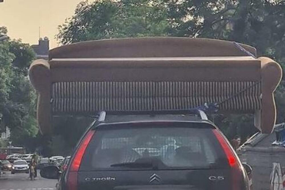 ČEGA SE SVE BEOGRAĐANI NEĆE DOSETITI? Nakačio kauč na krov auta i "VOZI, MIŠKO" (FOTO)