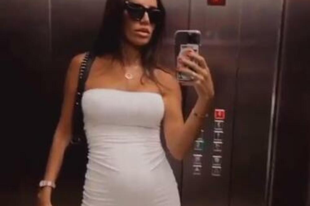 PAZI ŽENO DA TI NE ODLETE GRUDI: Supruga Aleksandra Mitrovića pokazala NAJPERVERZNIJI DEKOLTE, poprsje za 10-KU