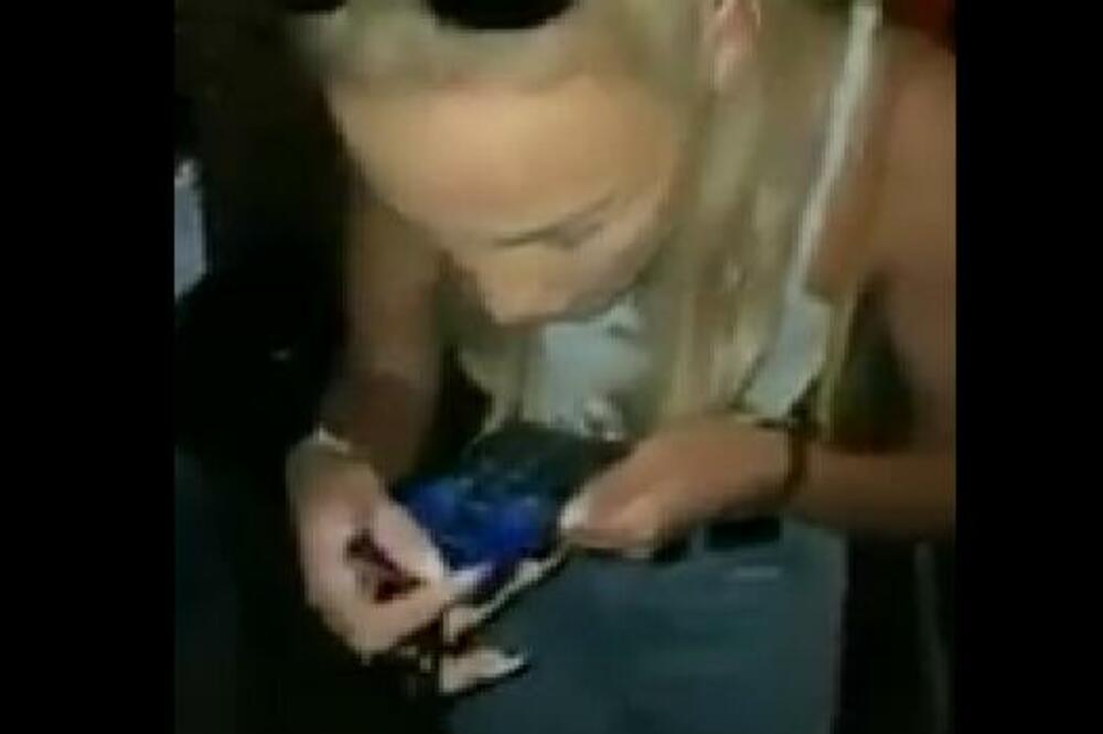 LJUDI, ŠTA JE OVO? BIZARAN SNIMAK LEPOTICE POLOMIO MREŽE: Pogledajte kako je OTKLJUČALA telefon - ŠOK! (VIDEO)