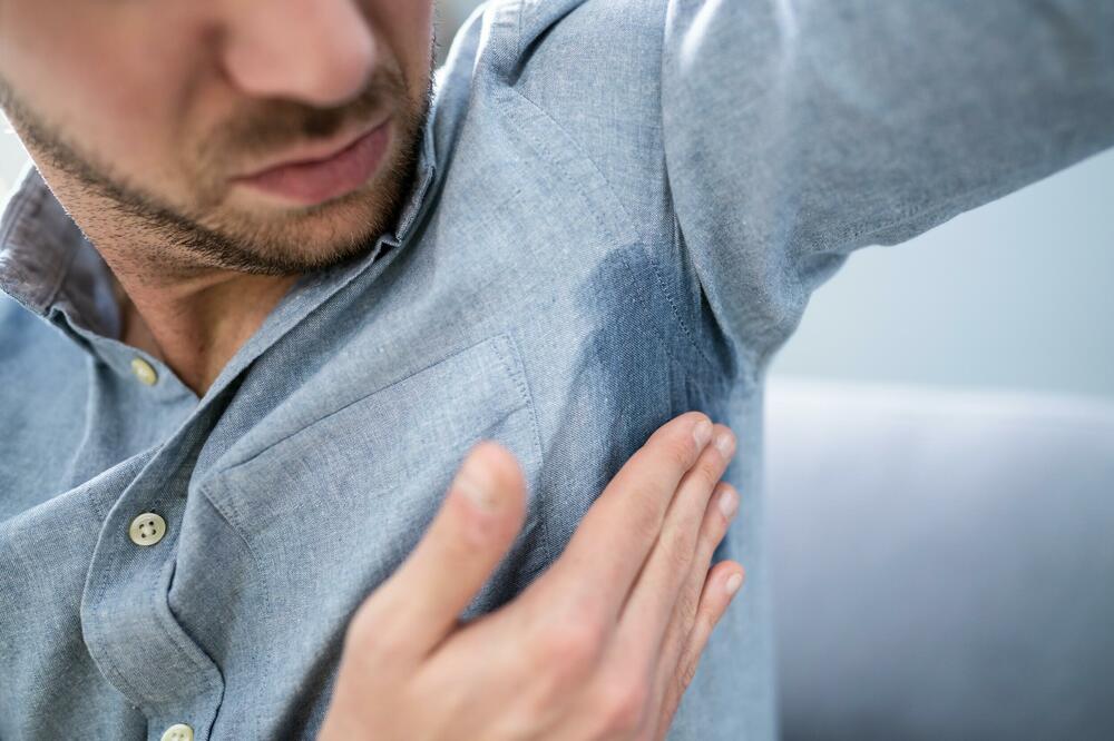 SRBI OVO PIJU SVAKI DAN, A ZBOG TOGA SE ZNOJE KAO NA POKRETNOJ TRACI: Lekar upozorio OVE NAMIRNICE NE UZIMAJTE LETI