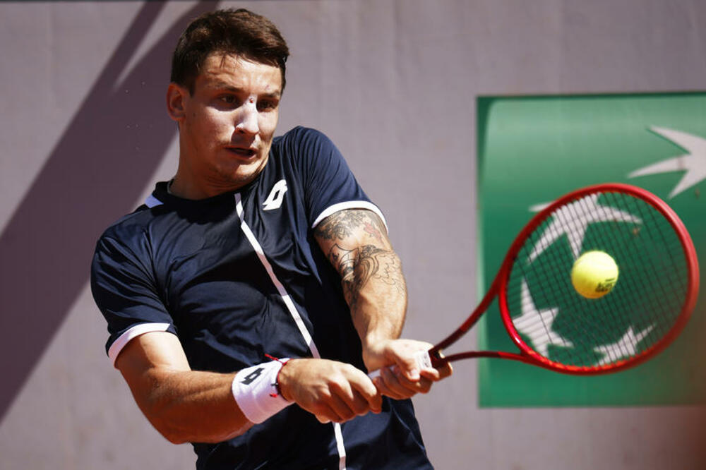 TENISER PRONAĐEN BEZ SVESTI U HOTELSKOJ SOBI! Nije još uvek poznato šta se tačno dogodilo! (FOTO)