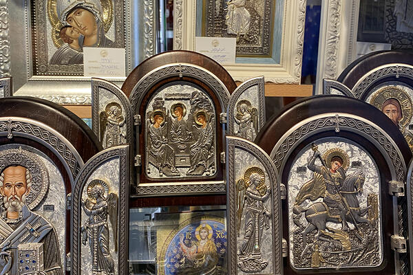 A NA IKONAMA - RAZNI LIKOVI: Svi gledaju i smeju se zbog natpisa iz CRKVENE PRODAVNICE, nije šala (FOTO)