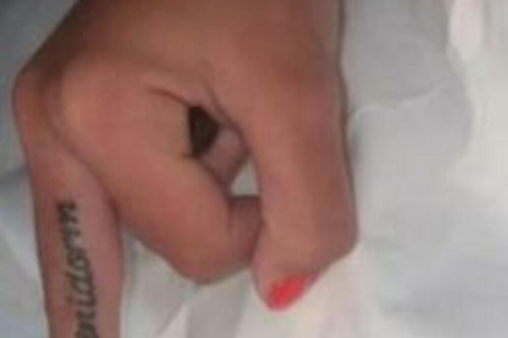 TETOVIRALA OVU STVAR NA PRSTU PA ŽESTOKO ZAŽALILA: Ceo svet joj se sada PODSMEJAVA (FOTO)