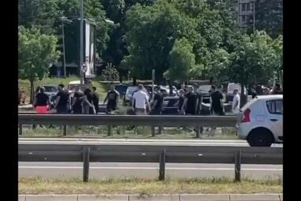 HAOS NA AUTOPUTU: Navijači se sukobili sa policijom, sve su blokirali! (VIDEO)