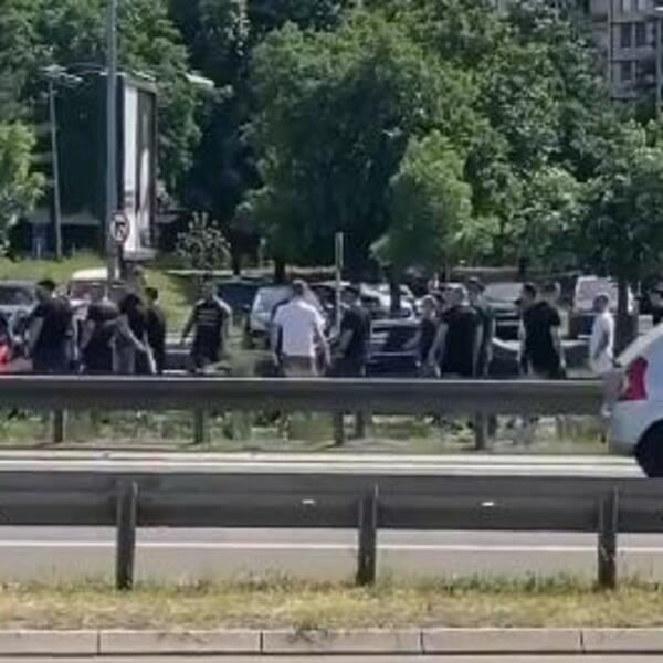 HAOS NA AUTOPUTU: Navijači se sukobili sa policijom, sve su blokirali! (VIDEO)