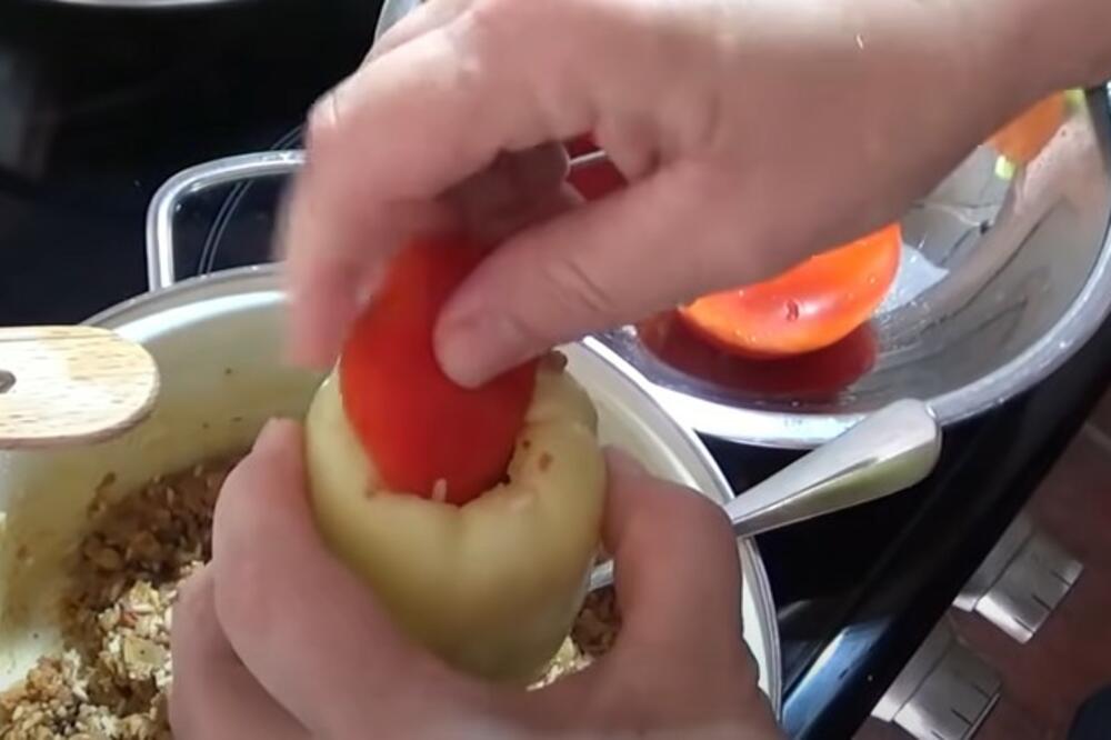 PUNJENE PAPRIKE NA DRUGAČIJI NAČIN: Umesto mešanog mesa dodajte OVO, u pitanju je DOMAĆA NAMIRNICA (RECEPT)