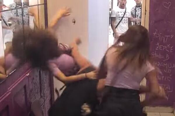 NOVA OPAKA TUČA U ZADRUZI: Ana PESNIČILA I ČUPALA IRMU, a onda joj ova ZARILA ZUBE U MESO! (ŠOK VIDEO)