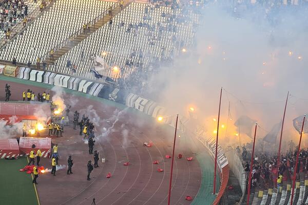HAOS NA MARAKANI, OVO NISTE MOGLI DA VIDITE NA TV-u: Ratna zona, GROBARI BRUTALNO NAPALI POLICIJU! (VIDEO)