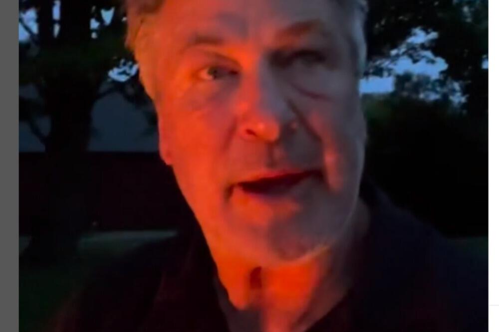 ALEK BOLDVIN SE OGLASIO ZBOG NJEGOVE SMRTI, A ONDA GA JE ZADESILA NOVA: Izgubio ju je (FOTO)