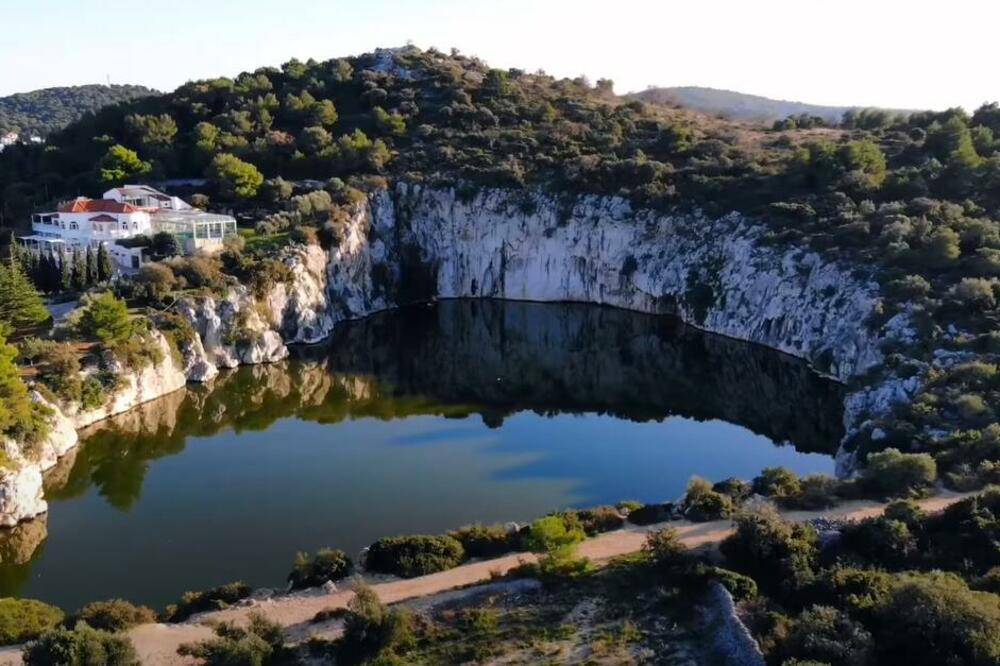 MISTERIOZNO JEZERO NA JADRANU KOJE MENJA BOJU: Sa sobom nosi razne LEGENDE, a obećava VEČNU LJUBAV! (VIDEO)