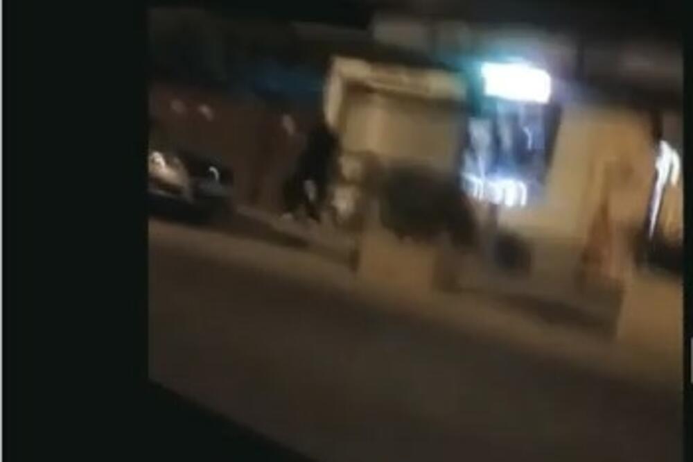 UŽAS U SRBIJI USRED NOĆI! Tri mladića TUKLA I MALTERTIRALA ljude, jedna osoba završila u bolnici (VIDEO)