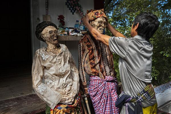 NESVAKIDAŠNJI POGREBNI OBIČAJI NARODA TORADŽA: Život im se vrti oko SMRTI, preminule BEBE imaju POSEBAN tretman!