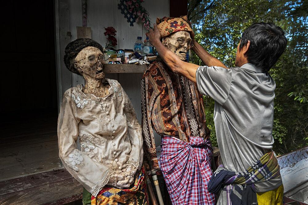 NESVAKIDAŠNJI POGREBNI OBIČAJI NARODA TORADŽA: Život im se vrti oko SMRTI, preminule BEBE imaju POSEBAN tretman!